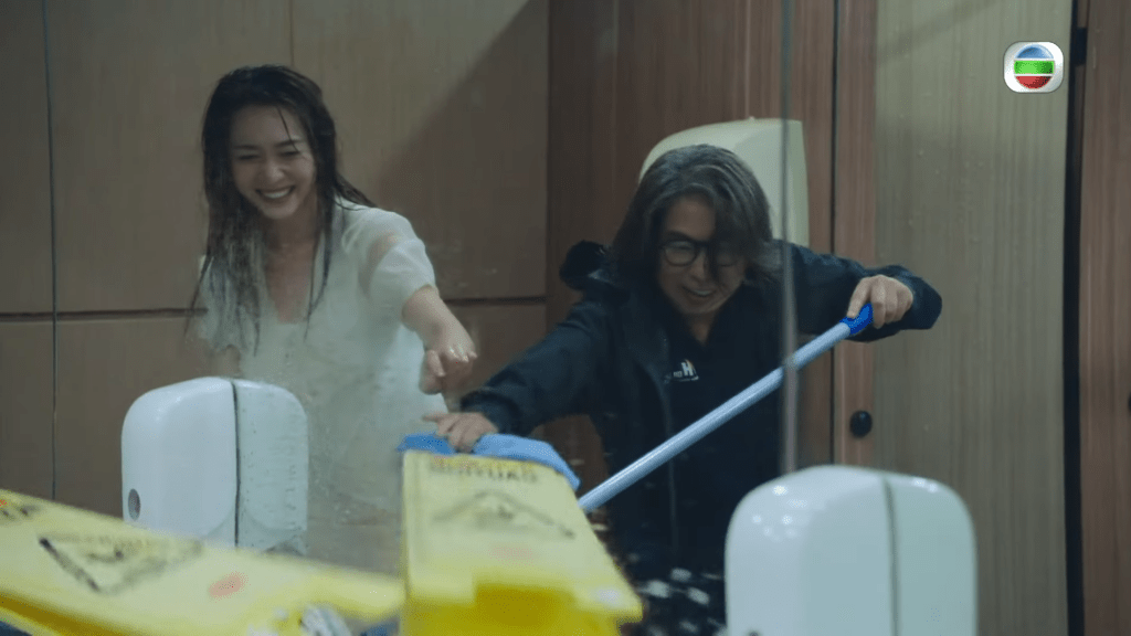 仲有與黃嘉雯的廁所濕身戲份。